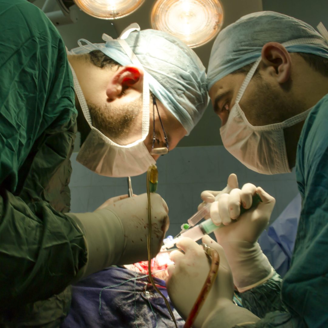 اطباء الجراحة العصبية من عملية اصلاح جنف ولادة